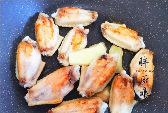 可乐鸡翅这样做才好吃,色泽红亮,骨头一滑就脱,鲜嫩入味