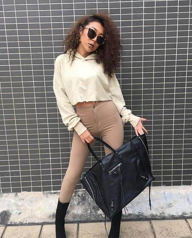 让你|酷酷的打底裤美女,戴上墨镜更显几分冷艳,魅力十足