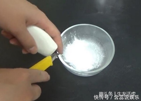 洗衣服不要只放洗衣液,里面扔两个它,多脏的衣服都能干净如新