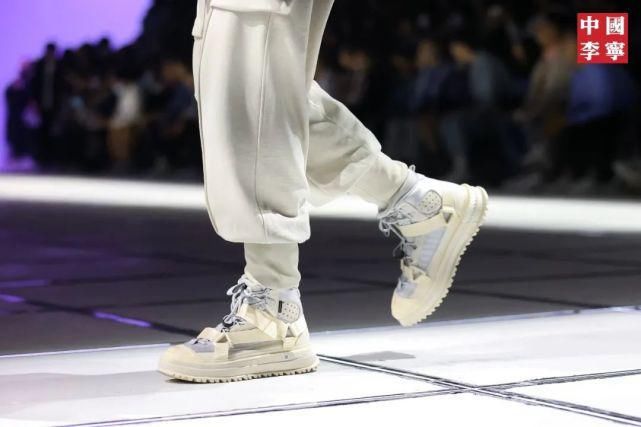 中国李宁2021秋冬潮流发布：悟创吾意，风格呈现