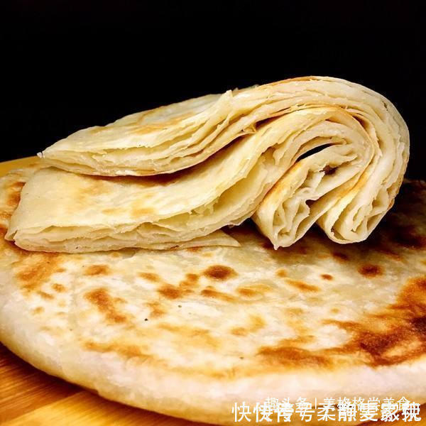 做烙饼时,和面用的“水”很重要,只有用对水,烙饼松软还分层!