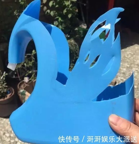 洗衣液|家中用完的“洗衣液桶”别丢了，剪上2刀，秒变养花神器，太美了