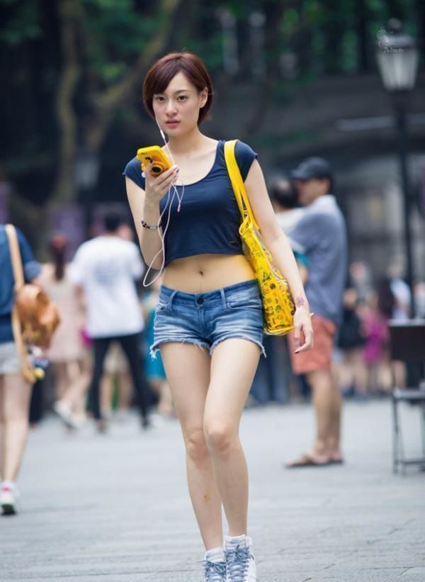 街拍：超短打底衫秀出迷人小蛮腰，更显小姐姐风姿卓越的美感