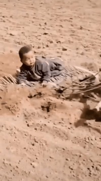 |幽默笑话:今天和女友回老家,带她玩一下小时候的“游乐场”