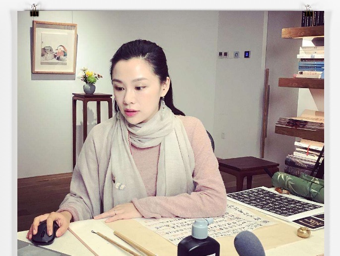 邵岩大师#姑娘，跨界可不是这样玩的，写书法请穿好您的衣服！