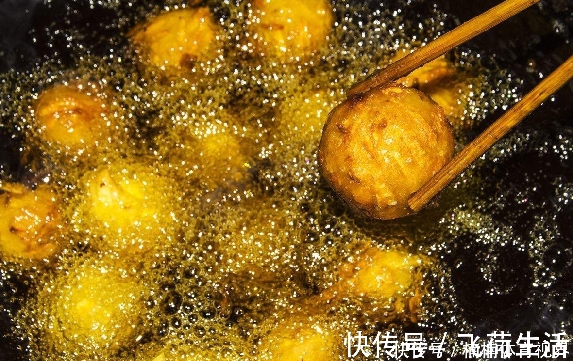 肉馅|炸猪肉丸子时，直接放到油里炸是不对的，多加一步，丸子外酥里嫩