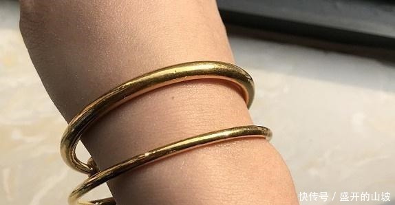 光面|黄金手镯买光面的好还是磨砂面的好内行人道出了实情!