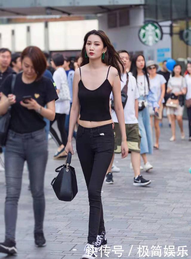 背心|悬带背心如何搭配赶时髦的人学习一下,逛逛街这样穿才清爽明亮