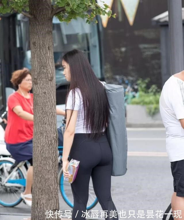 打底裤 逛街的打底裤美女,紧绷无痕显曲线!