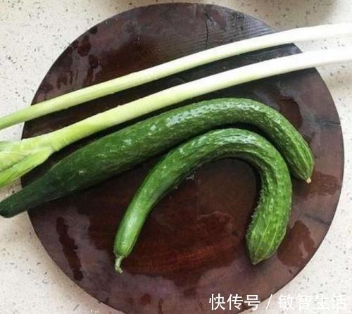小技巧|买黄瓜时，直的好还是弯的好？教你3个小技巧，黄瓜鲜嫩又好吃！