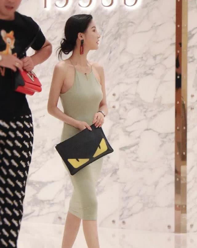 黑色|路人街拍,美女穿着一件黑色的刺绣印花大衣,休闲感十足