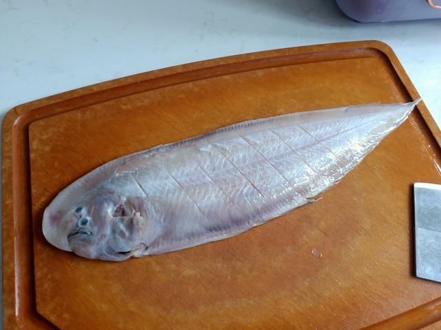 小米辣|这种鱼既珍贵又奇怪，不刮鳞只剥皮，简单一蒸，色香味俱全