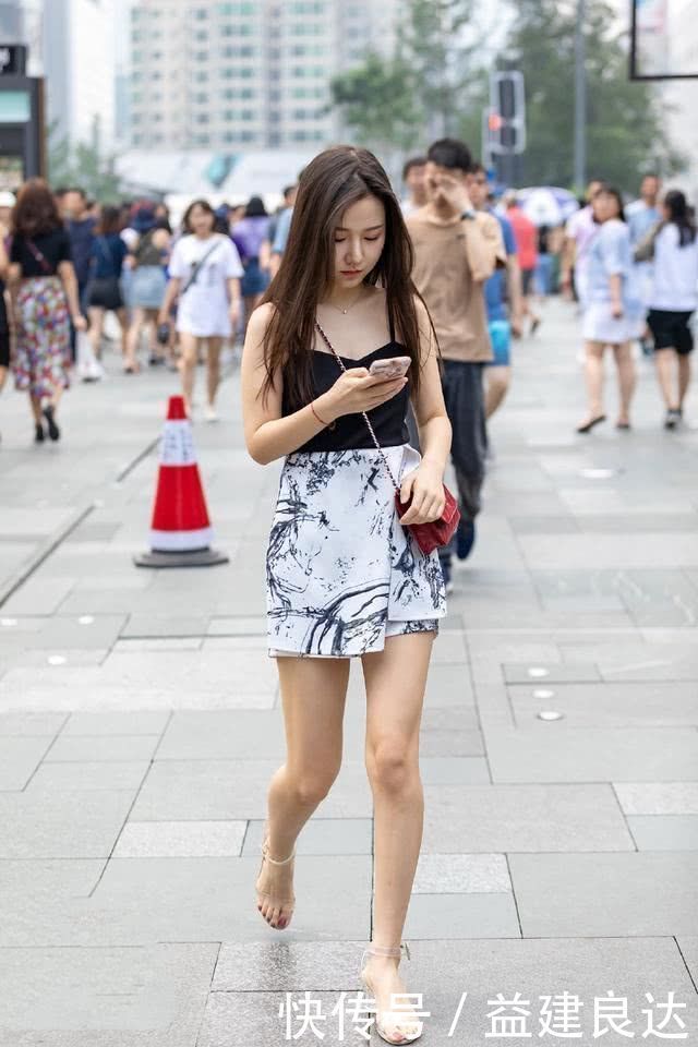 美女|街拍:气质清秀的时尚小姐姐,柔美裙子搭配休闲衫,时尚大方