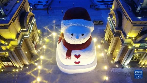 巨型雪人亮相哈尔滨，网友：看到它就想唱歌|图说 | 哈尔滨