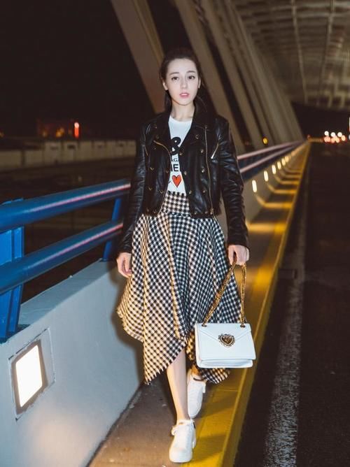 “风衣”不吃香了，今年开春“最帅气”的外套是它，谁穿谁时髦！