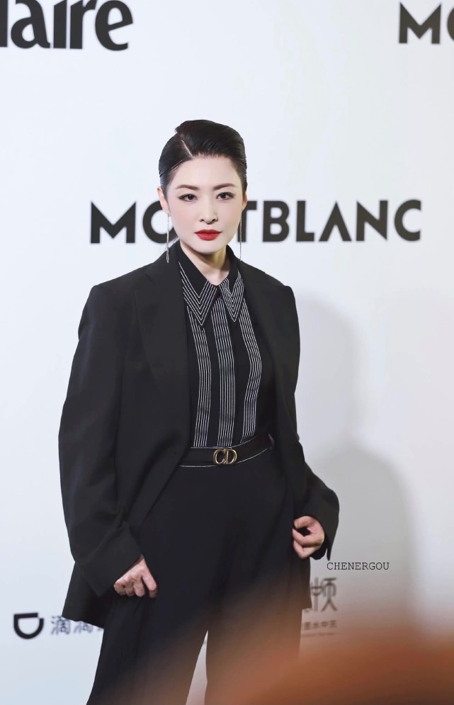 气场|周涛罕见“耍帅”,一身黑色西服套装干练利落,知性又有气场