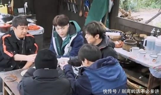 张艺兴在向往5中的出场不同,何炅表情略微夸张,与黄磊更为密切