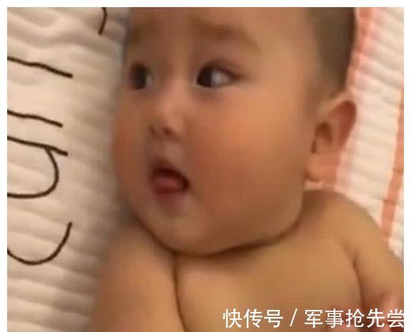 宝宝|宝宝在偷吃脚丫,妈妈问宝宝好不好吃,宝宝的回答真是太可爱了