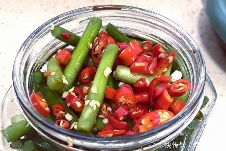 腌蒜苔别直接放酱油,多加1个步骤,蒜苔清脆入味,好吃还下饭