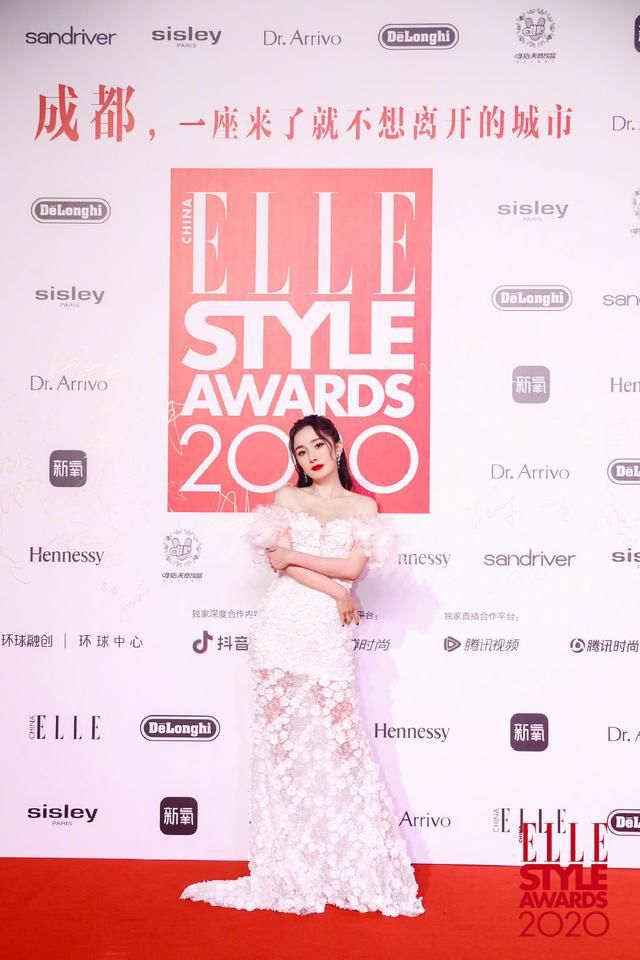 塑料|唐嫣最强红毯首亮相！和杨幂一黑一白，演绎最美“塑料姐妹花”
