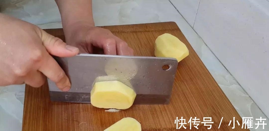 干锅|土豆又出新吃法，教你简单一做，比干锅土豆做法简单，比薯条好吃
