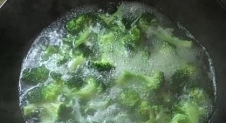 西兰花焯水后，需要过凉水吗？大厨：10人做9人错，难怪口感差