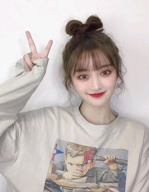 丸子头过时了？那是你不会扎！教你5种洋气扎法，好减龄有关丸子头的不同扎法教程: