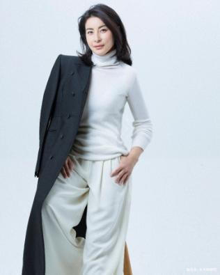 豪門|霍啟剛真“自戀”,讓三娃在飯桌上看自己上電視,豪門飯桌真簡(jiǎn)單