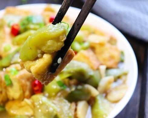 豆腐|豆腐如此做太好吃了，不炒不油炸，加3根丝瓜，出锅比红烧还香
