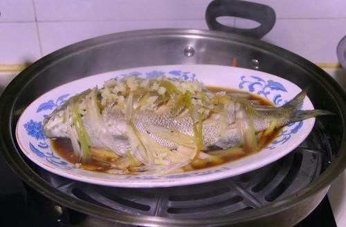  适合|清蒸鱼这样做，不放盐不放料酒还不腥，适合家常制作，健康美味