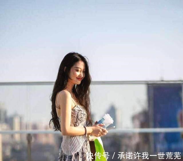 街拍图3小姐姐身材不错,就是额头有点高,可以亲的位置很多!