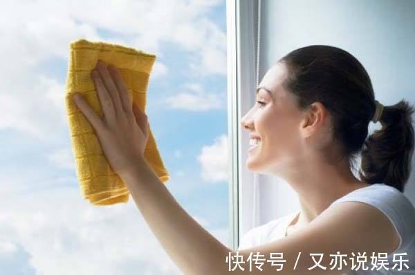保洁阿姨教我这样擦玻璃，一个月只擦一次，还是很干净