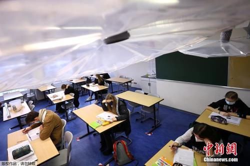 塑料|德国一所学校为防疫情教室安装通风设备 如同塑料雨伞