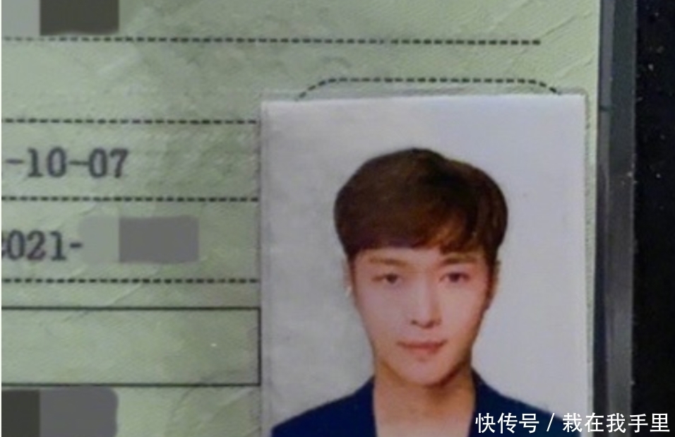 张艺兴拿到驾驶证,并晒出照片来炫耀,但大头照更令人注意