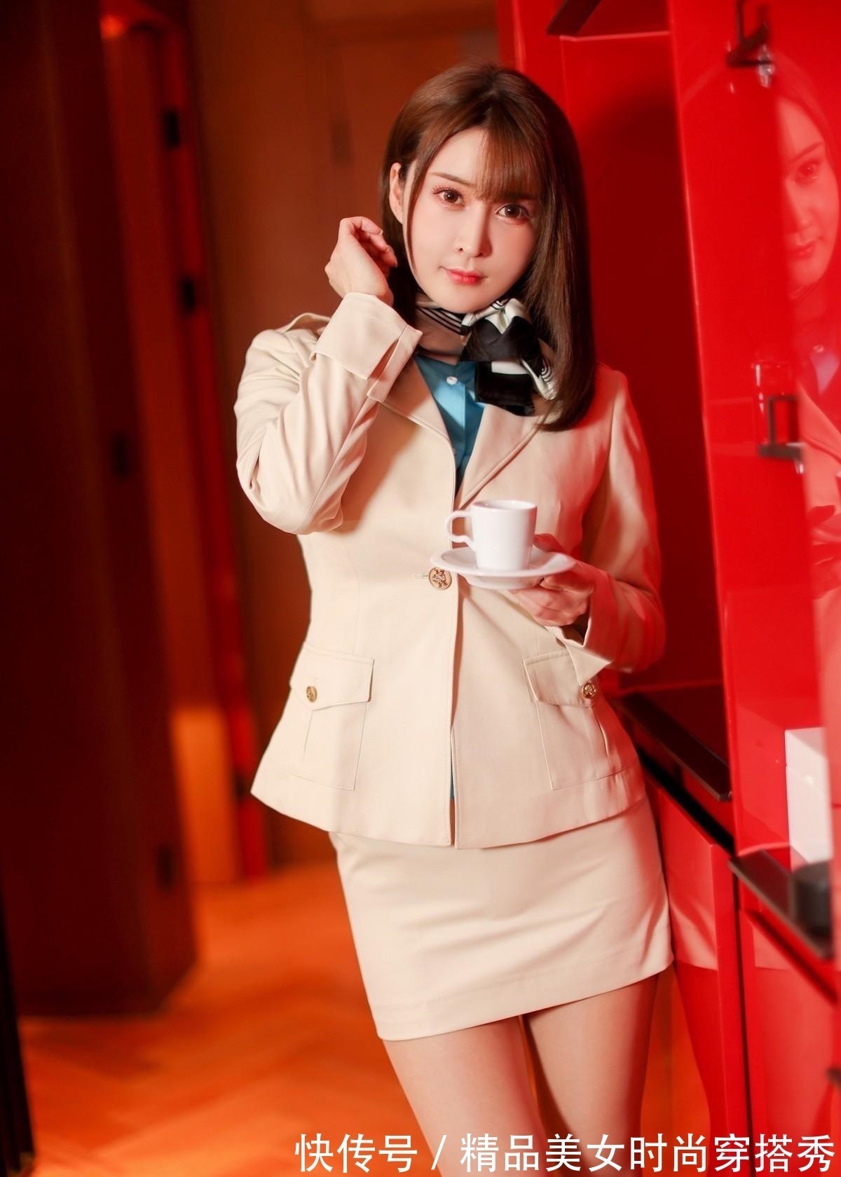 在职场 干练的白衬衫,搭配黑色短裙,让你在职场优雅又时尚