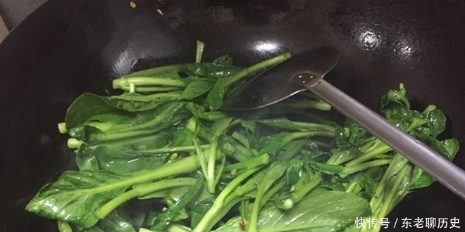 加点|炒青菜时,加冷热水都是错误的,试着加点它翠绿不发黑