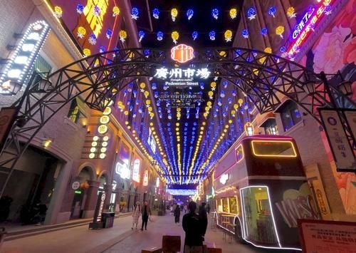 洛阳市区内的步行街,夜景不输一线城市,距离牡丹广场仅200米