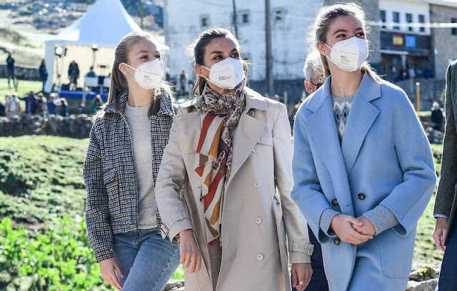 全家福|西班牙王室圣诞全家福来啦! 索菲亚公主穿蓝毛衣亮相, 又完胜姐姐