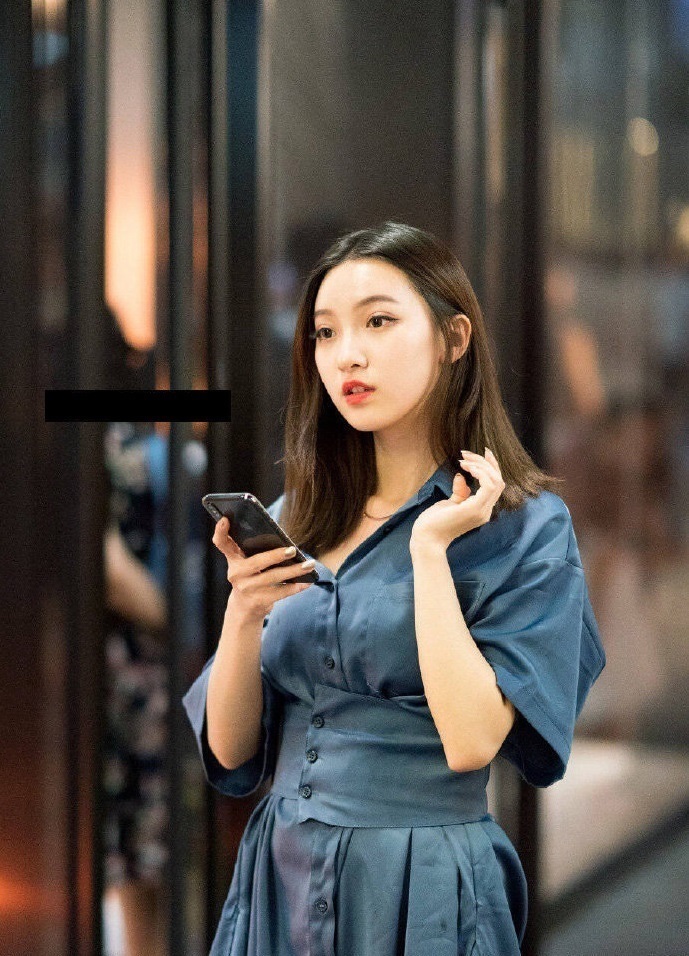 路人街拍这种颜值的小姐姐,街上应该不多见吧