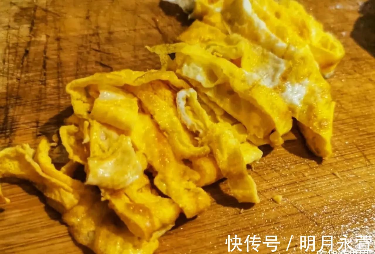 海鲜菇和它是天生一对，10分钟上桌，汤鲜有营养，孩子特爱喝