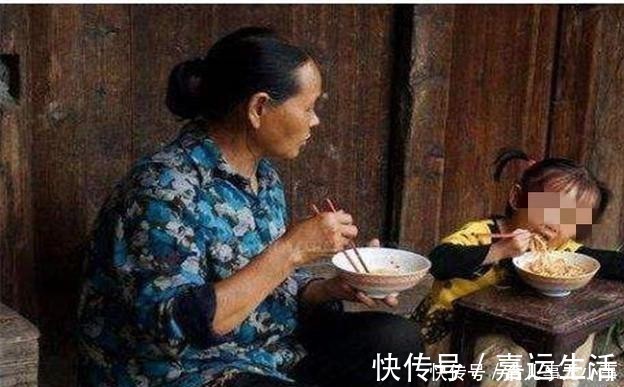 女儿|双胞胎女儿两地成长,一个在城市一个在农村,两年后再见妈妈后悔