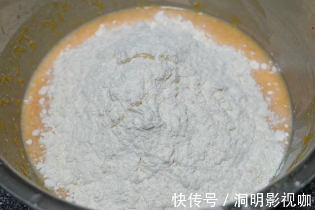 早餐蒸个南瓜发糕,口感松软不粘牙,好吃不上火,孩子说比蛋糕香