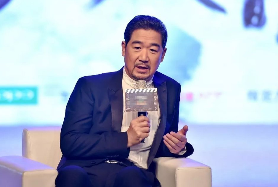 美女主持穿衣失误，少穿一件衣服，同台张国立硬是60分钟没转头！