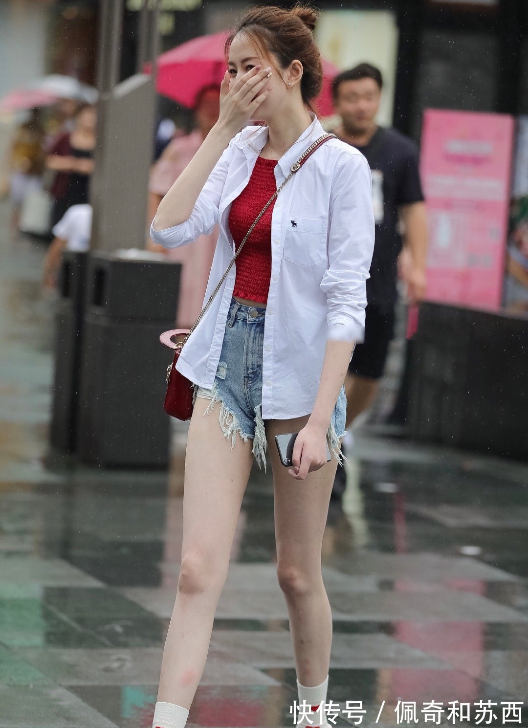 牛仔热裤 时髦的小姐姐穿牛仔热裤,配个性长筒袜,显嫩更可爱,超有个性!