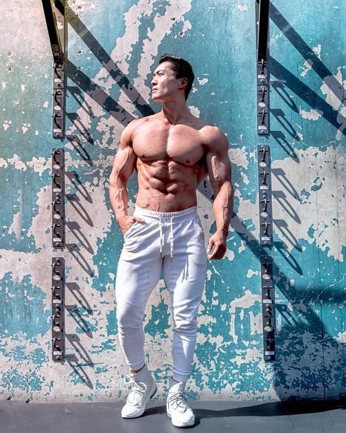 胸肌|肌肉练家子的虎背熊腰好精壮：胸肌壮实，腹肌质感，麒麟臂也健硕