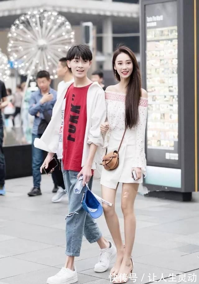 牛仔热裤 灰色针织衫打底,配上牛仔热裤,展现另类的时尚感