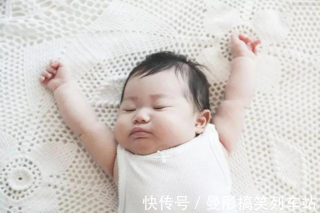 投降式|新生儿为什么偏爱“投降式睡姿”,需要纠正吗?很多家长做错了