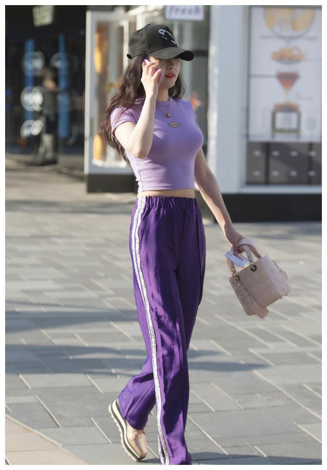 搭配|浅紫色短袖搭配运动长裤,青春减龄,活泼可爱