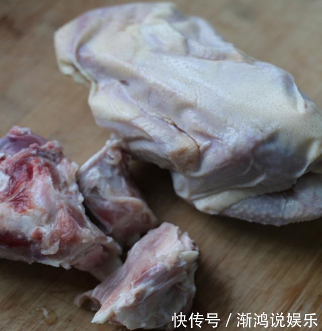 蘑菇|鸡汤别清炖,加点蘑菇提鲜味,加点骨棒提味道