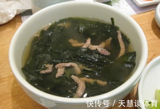 紫菜|哺乳期的宝妈适合常吃4种食物,不仅能促进奶水分泌,还能瘦身